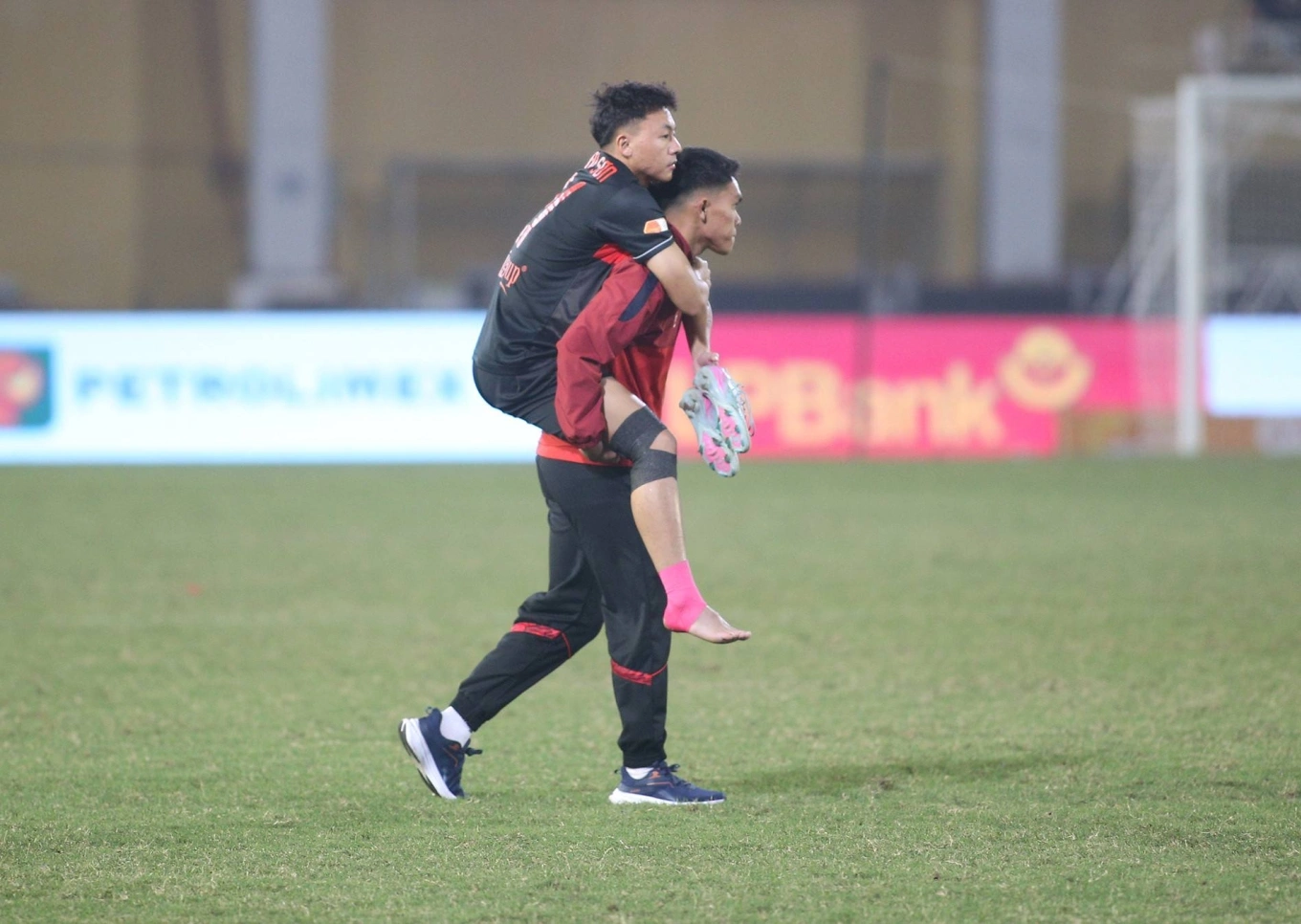 Bác sĩ U23 lý giải làn sóng chấn thương nặng ở tuyển Việt Nam 2 Tiền vệ Nguyễn Thái Sơn đứt dây chằng - Báo VnExpress Thể thao