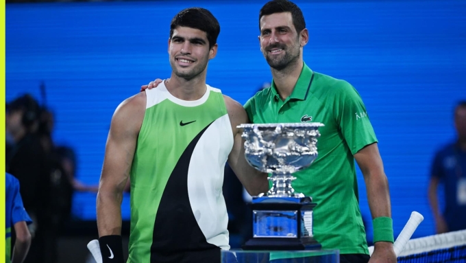 Alcaraz (trái) và Djokovic ở chung kết Australia Mở rộng 2026, trên sân Rod Laver, Melbourne, Australia Alcaraz (trái) và Djokovic tại chung kết Australia Mở rộng 2026