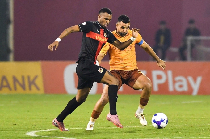 Ninh Bình (áo đen) thua HAGL 1-2 ở vòng 13 V-League 2025-2026, trên sân Ninh Bình ngày 7/2/2026. Ninh Bình thua HAGL trên sân nhà