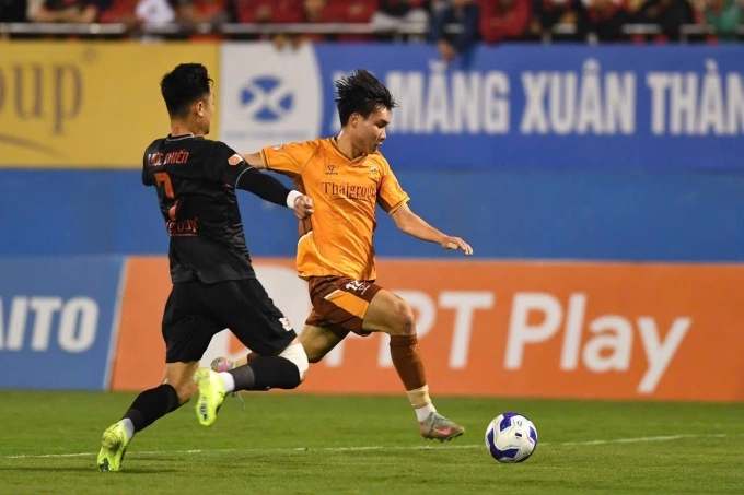 Tiền đạo HAGL Nguyễn Minh Tâm (phải) ghi bàn mở tỷ số ở phút 16. Tiền đạo HAGL Nguyễn Minh Tâm ghi bàn mở tỷ số