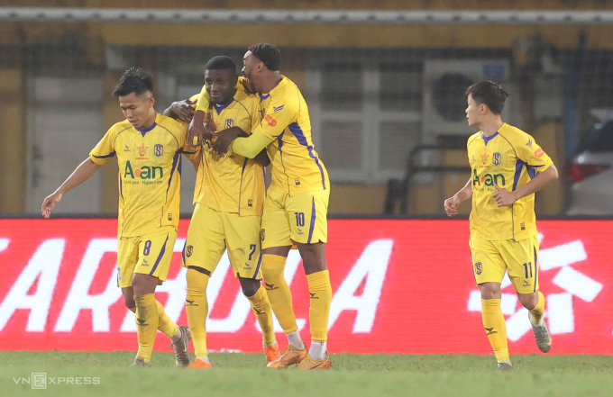 Tiền đạo SLNA Michael Olaha (thứ hai từ trái sang) ghi cú đúp trên chấm phạt đền trong trận thắng Thể Công 4-1 ở vòng 13 V-League 2025-2026, trên sân Hàng Đẫy ở Hà Nội ngày 8/2/2026. Tiền đạo SLNA Michael Olaha ghi bàn trên chấm phạt đền