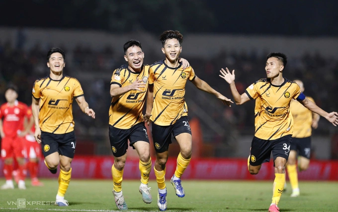 Tiền vệ Thanh Hóa Damoth Thongkhamsavath (thứ hai từ phải sang) lập cú đúp trong trận thắng Công an TP HCM 2-1 ở vòng 13 V-League 2025-2026, trên sân Thống Nhất ở TP HCM ngày 8/2/2026. Damoth Thongkhamsavath ghi bàn cho Thanh Hóa