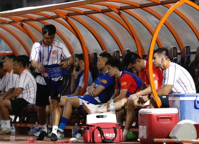 Tiền đạo Công an TP HCM Nguyễn Tiến Linh buồn bã ở khu kỹ thuật sau khi gặp chấn thương trong trận thua Thanh Hóa 1-2 ở vòng 13 V-League 2025-2026. Nguyễn Tiến Linh chấn thương trong trận đấu