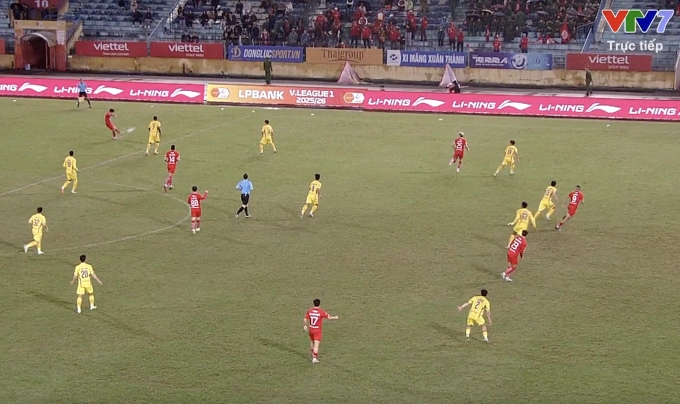 Tình huống tiền đạo Thể Công Lucao Vinicius (số 9) bị bắt việt vị Tiền đạo Lucao Vinicius bị bắt việt vị