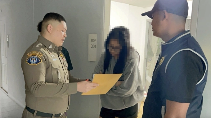 Cảnh sát Thái Lan thông báo lệnh bắt giữ Wasarin Naraphat (giữa) vào tháng 2/2026. Ảnh: CIB