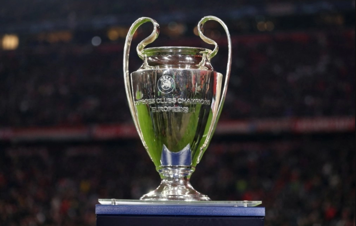 Lễ bốc thăm vòng knock-out Champions League sắp diễn ra Logo Champions League cùng bóng đá sân vận động
