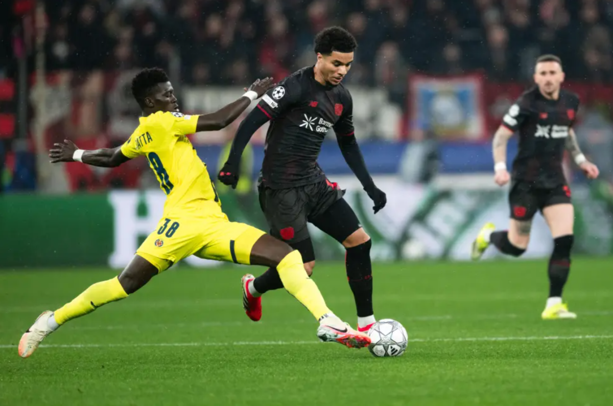 Olympiacos chuẩn bị tiếp Leverkusen Các cầu thủ Olympiacos tranh bóng với Leverkusen