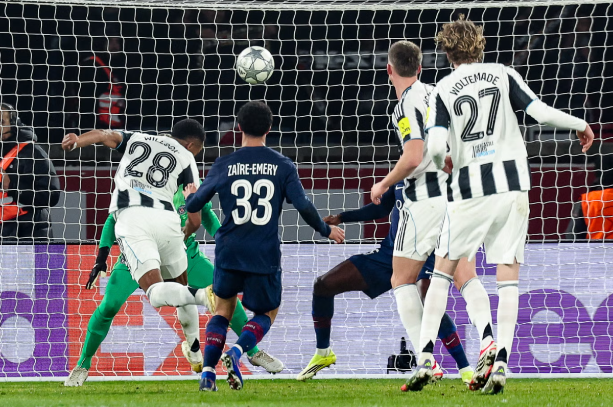 Newcastle đối đầu Qarabag tại Champions League Cầu thủ Newcastle tranh bóng với đối phương