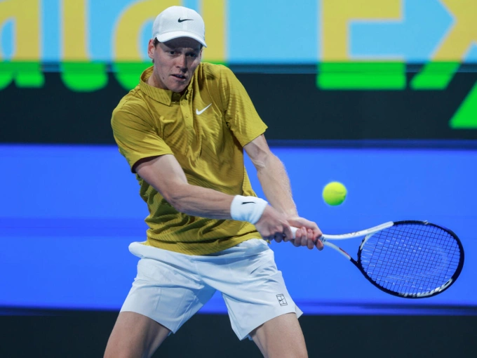 Sinner đánh trái tay trong trận gặp Machac tại vòng hai Qatar Exxonmobil Open Sinner kiểm soát trái tay trong trận gặp Machac trên sân Trung tâm Doha