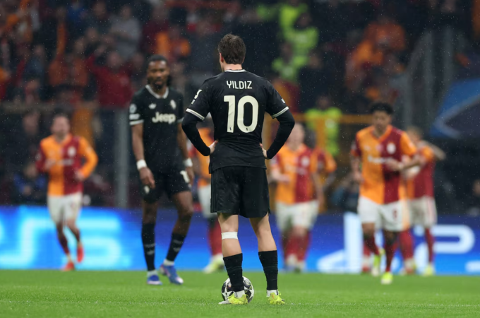 Kenan Yildiz thất vọng sau khi Juventus thủng lưới lần thứ năm. Kenan Yildiz thất vọng sau khi Juventus thủng lưới lần thứ năm