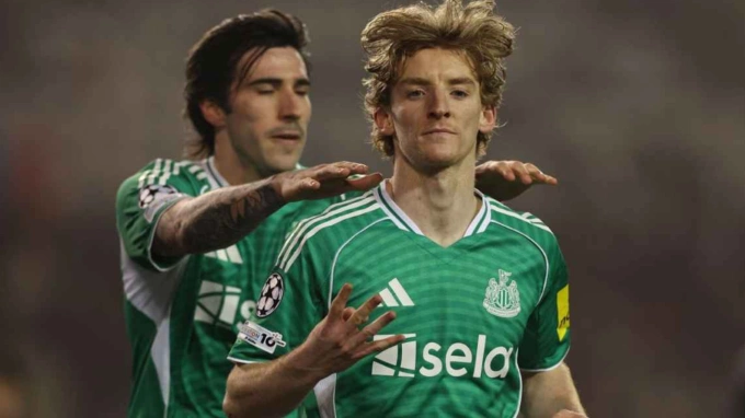 Anthony Gordon ăn mừng sau khi ghi bàn thứ tư, trong trận Newcastle thắng Qarabag 6-1 ở lượt đi play-off Champions League trên sân Tofiq Bahramov, Baku, Azerbaijan ngày 18/2/2026. Ảnh: AFP Anthony Gordon ăn mừng sau khi ghi bàn thứ tư