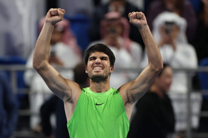 Alcaraz mừng chiến thắng trong trận gặp Rublev ở bán kết Qatar Mở rộng, trên sân Trung tâm tại Doha, Qatar hôm 19/2. Ảnh: Reuters Alcaraz ăn mừng chiến thắng bán kết Qatar Open