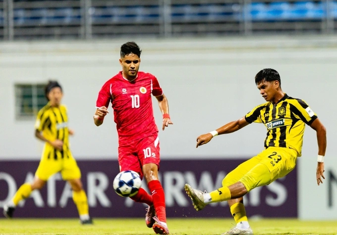 Tiền đạo Công an Hà Nội Leonardo Artur (áo đỏ) thi đấu trong trận thua Tampines Rovers 1-3 ở lượt về vòng 1/8 AFC Champions League Two 2025-2026 Tiền đạo Công an Hà Nội Leonardo Artur thi đấu tại AFC Champions League Two