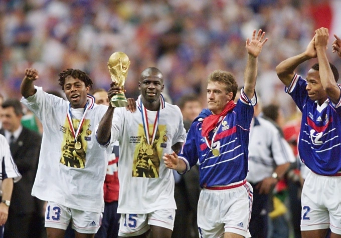 Thuram (cầm cup) là thành viên tuyển Pháp vô địch World Cup 1998 và Euro 2000. Lilian Thuram cùng đội tuyển Pháp vô địch World Cup