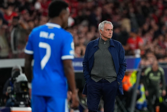 HLV Mourinho trong trận Benfica thua Real Madrid 0-1 ở lượt đi play-off Champions League trên sân Da Luz, Lisbon, Bồ Đào Nha ngày 17/2/2026. HLV Mourinho tại trận đấu giữa Benfica và Real Madrid