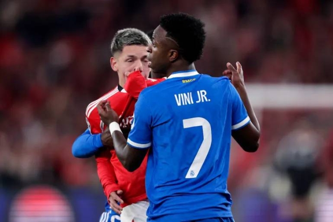 Prestianni (áo đỏ) đối đáp với Vinicius trong trận Benfica 0-1 Real ở lượt đi vòng play-off Champions League hôm 17/2 Prestianni đối đáp với Vinicius trong trận Benfica vs Real Madrid