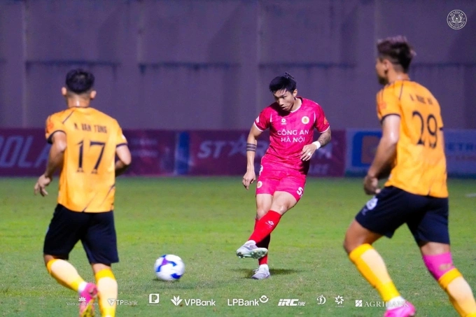 Văn Hậu chuyền bóng trong trận CAHN thắng chủ nhà Thanh Hóa 3-1 ở vòng 10 V-League 2025-2026 tối 24/2/2026. Ảnh: Công an Hà Nội FC Văn Hậu chuyền bóng trong trận CAHN thắng chủ nhà Thanh Hóa 3-1