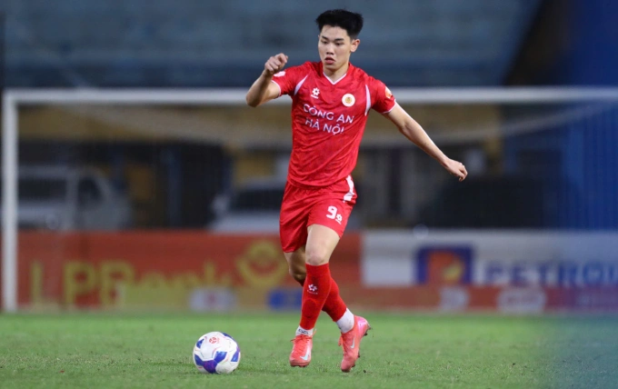 Đình Bắc mắc sai lầm nhưng các đồng đội giúp anh sửa sai để CAHN thắng ngược Thanh Hoá 3-1 ở trận đấu bù vòng 10 V-League 2025-2026 tối 24/2. Ảnh: VPF Đình Bắc mắc sai lầm nhưng các đồng đội giúp anh sửa sai