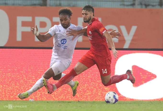 Tiền vệ Paulo Martins (áo đỏ) theo kèm Nguyễn Xuân Son trong trận Thể Công thắng Nam Định 1-0 ở đấu bù vòng 10 V-League 2025-2026, trên sân Hàng Đẫy ở Hà Nội ngày 24/2/2026. Tiền vệ Paulo Martins theo kèm Xuân Son