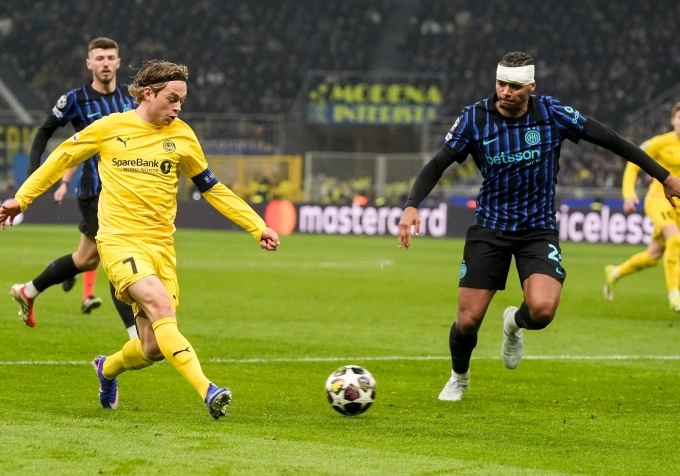 Patrick Berg (vàng) trong trận lượt về vòng play-off Champions League tối 24/2, trên sân Giuseppe Meazza, Milan, Italy. Patrick Berg thi đấu trong trận gặp Inter