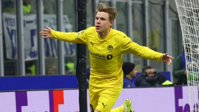 Hauge mừng bàn mở tỷ số ở trận thắng Inter tại lượt về vòng play-off Champions League tối 24/2, trên sân Giuseppe Meazza, Milan, Italy. Jens Petter Hauge ăn mừng bàn mở tỷ số trong trận gặp Inter