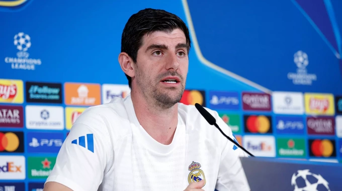 Thibaut Courtois phát biểu trong buổi họp báo trước trận Real Madrid gặp Benfica ở lượt về play-off Champions League ngày 24/2. Thibaut Courtois phát biểu trong buổi họp báo trước trận Real Madrid gặp Benfica