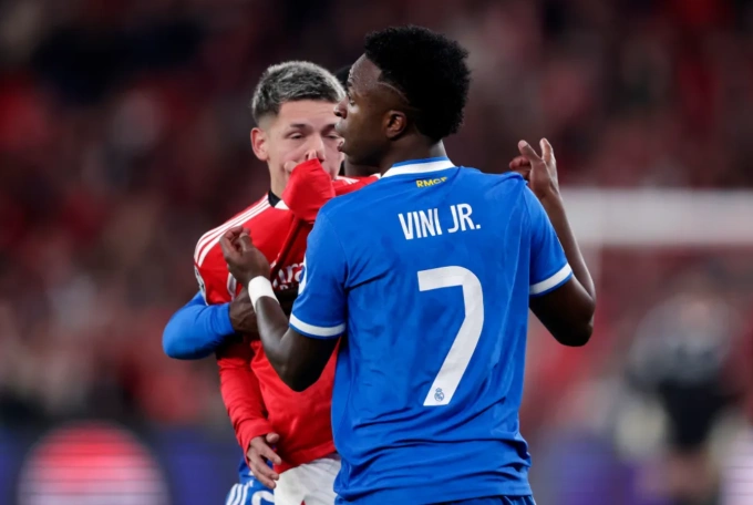 Gianluca Prestianni (áo đỏ) đối đáp với Vinicius trong trận Benfica thua Real 0-1 ở lượt đi vòng play-off Champions League hôm 17/2. Gianluca Prestianni đối đáp với Vinicius trên sân