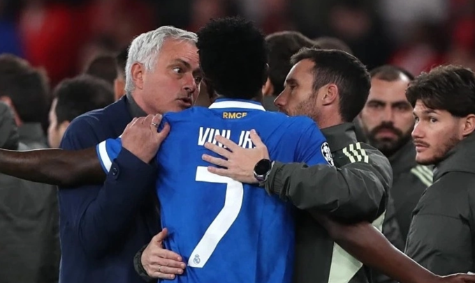 HLV Jose Mourinho nói chuyện với Vinicius khi trận đấu giữa Benfica và Real Madrid bị hoãn Mourinho trò chuyện cùng Vinicius giữa trận đấu bị hoãn