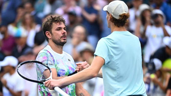 Wawrinka bắt tay chúc mừng Sinner sau trận vòng ba Mỹ Mở rộng 2023 Wawrinka (trái) bắt tay chúc mừng Sinner sau trận vòng ba Mỹ Mở rộng 2023