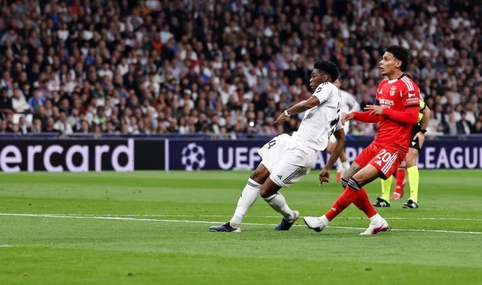 Tchouameni (áo trắng) gỡ hòa trong trận Real 2-1 Benfica ở lượt về vòng play-off Champions League tối 25/2. Tchouameni gỡ hòa cho Real