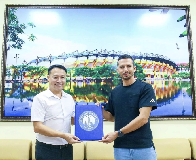 Tân Giám đốc điều hành CLB Nam Định Vũ Hồng Việt trao hợp đồng dẫn dắt cho HLV Mauro Jeronimo tại sân Thiên Trường HLV Mauro Jeronimo nhận hợp đồng tại sân Thiên Trường