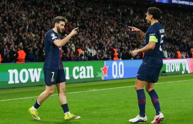 Kvaratskhelia mừng bàn thắng cùng Marquinhos trên sân Parc des Princes Kvaratskhelia (trái) mừng bàn nâng tỷ số lên 2-1 cùng Marquinhos, trên sân Parc des Princes, Paris, Pháp hôm 25/2.