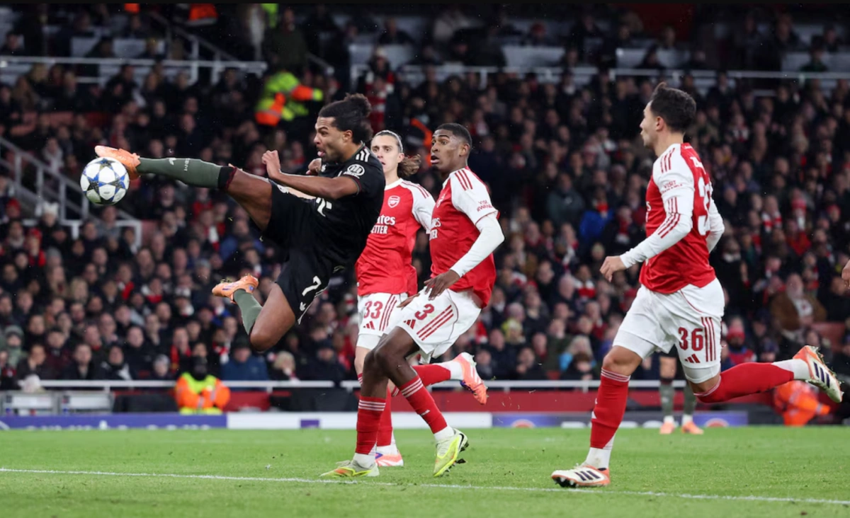 Serge Gnabry bay người dứt điểm trong trận Bayern thua Arsenal 1-3 ở vòng bảng Champions League trên sân Emirates, London, Anh ngày 26/11/2025. Serge Gnabry dứt điểm trước khung thành Arsenal