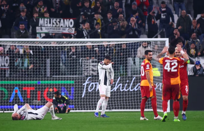 Edon Zhegrova và Filip Kostic thất vọng sau khi Juventus thua Galatasaray trên sân Allianz. Juventus thất vọng sau trận thua Galatasaray