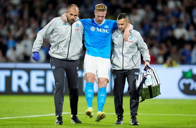 Kevin de Bruyne (giữa) chấn thương sau khi ghi bàn phạt đền trận Napoli gặp Inter Milan trên sân Diego Armando Maradona. Kevin de Bruyne chấn thương tại Napoli