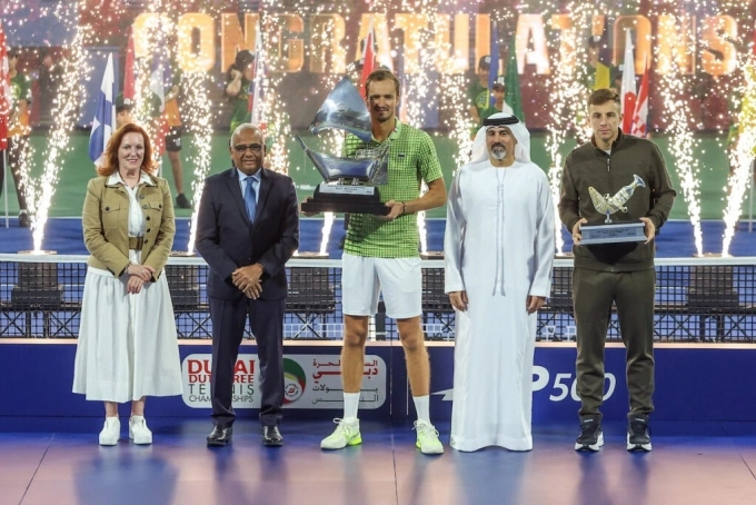 Medvedev nhận cup vô địch tại Dubai Championships 2026 Medvedev nhận cup vô địch trên sân Trung tâm, Dubai
