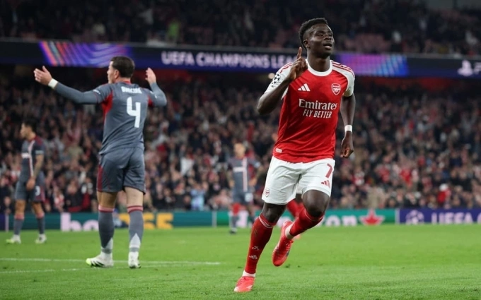 Saka (đỏ) mừng bàn ấn định chiến thắng 2-0 cho Arsenal, trên sân Emirates, London, Anh ngày 1/10. Saka ăn mừng bàn thắng tại Emirates