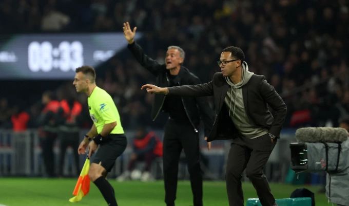 HLV Liam Rosenior khi còn dẫn dắt Strasbourg đấu PSG tại Ligue 1. HLV Liam Rosenior đối đầu PSG