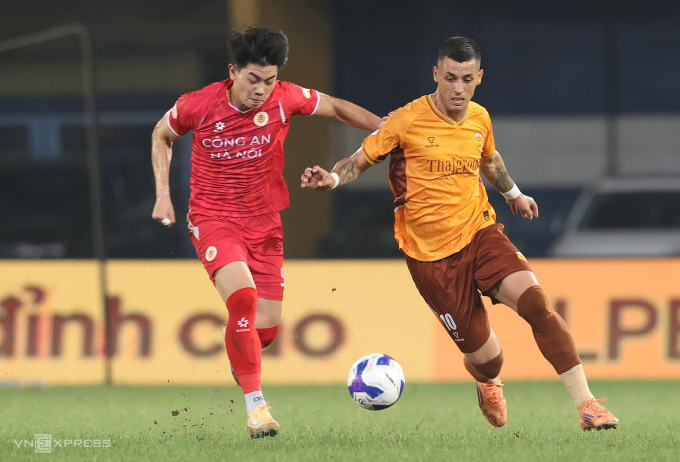 Tiền vệ HAGL Marciel Silva (phải) mở tỷ số ở phút 40 trong trận thua Công an Hà Nội 1-3 ở vòng 14 V-League 2025-2026, trên sân Hàng Đẫy ở Hà Nội ngày 28/2/2026. Tiền vệ HAGL Marciel Silva mở tỷ số