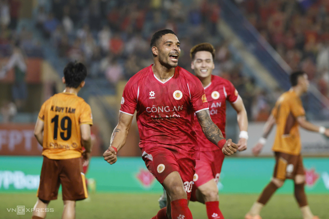 Tiền đạo Công an Hà Nội Rogerio Alves ghi cú đúp trong trận thắng HAGL 3-1 ở vòng 14 V-League 2025-2026, trên sân Hàng Đẫy ở Hà Nội ngày 28/2/2026. Tiền đạo Công an Hà Nội Rogerio Alves ghi cú đúp