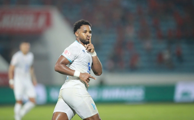 Tiền đạo Nam Định Nguyễn Xuân Son mừng bàn thắng ở phút 74 trong trận thắng Ninh Bình 3-2 ở vòng 14 V-League 2025-2026, trên sân Thiên Trường ở Ninh Bình ngày 1/3/2026. Tiền đạo Nam Định Nguyễn Xuân Son mừng bàn thắng ở phút 74 trong trận thắng Ninh Bình