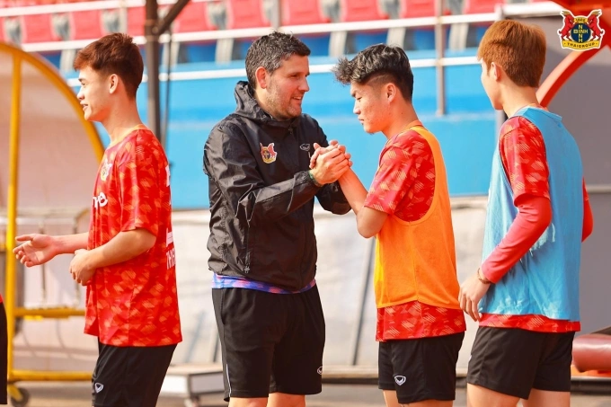 HLV CLB Ninh Bình Gerard Albadalejo (thứ hai từ trái sang) ở buổi tập ngày 20/2/2026. HLV Gerard Albadalejo trong buổi tập của Ninh Bình