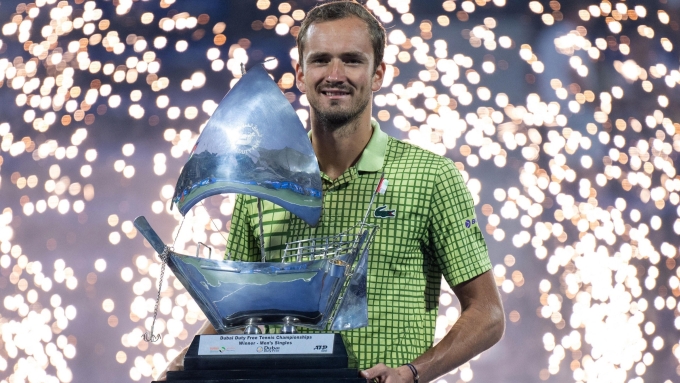 Medvedev nhận cup vô địch Dubai Medvedev nhận cup vô địch ở Dubai