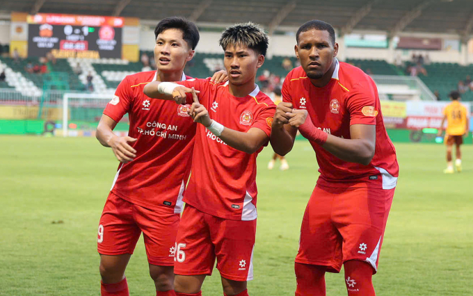 Khoa Ngô mừng bàn thắng duy nhất giúp Công an TP HCM thắng HAGL 1-0 ở vòng 15 V-League 2025-2026 Khoa Ngô (giữa) mừng bàn thắng duy nhất giúp Công an TP HCM thắng HAGL 1-0 ở vòng 15 V-League 2025-2026, tối 7/3.