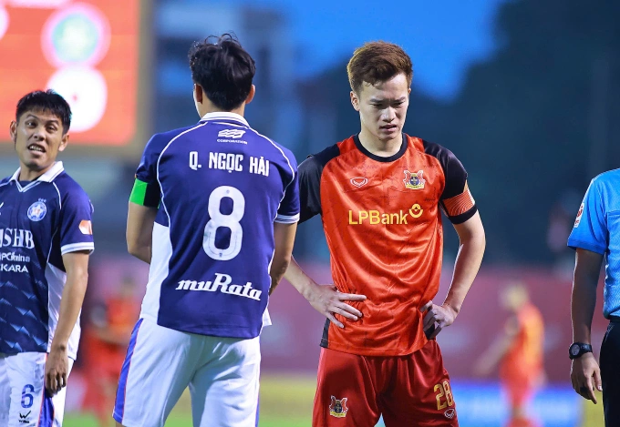 Đội trưởng CLB Ninh Bình Nguyễn Hoàng Đức thất vọng trong trận hòa Đà Nẵng 1-1 Đội trưởng CLB Ninh Bình Nguyễn Hoàng Đức (áo đỏ) thất vọng trong trận hòa Đà Nẵng 1-1 ở vòng 15 V-League 2025-2026