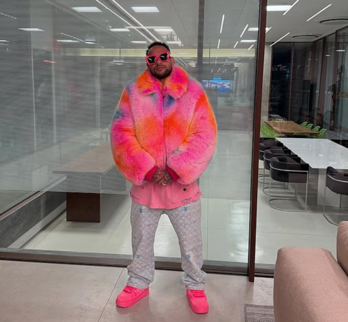 Neymar bị cáo buộc yêu cầu đầu bếp riêng làm việc quá sức. Ảnh: Daily Mail