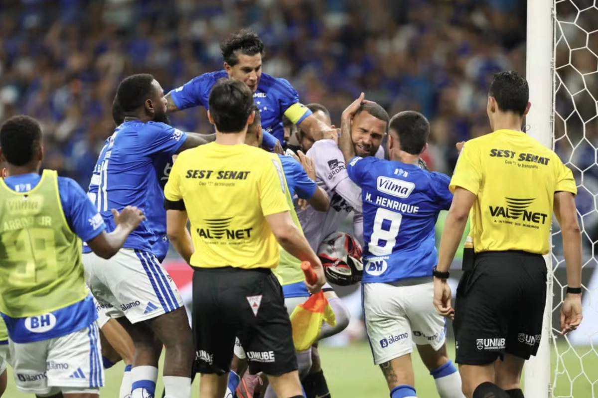 Hỗn chiến dẫn tới 23 thẻ đỏ ở chung kết giải vô địch bang ở Brazil