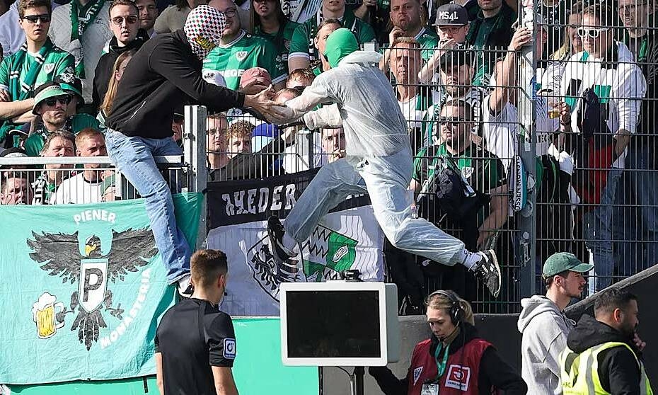 Khán giả rút phích cắm màn hình VAR