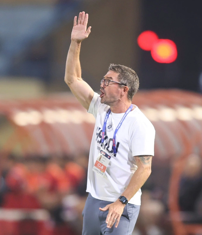 HLV Harry Kewell phản ứng với trọng tài trong trận Hà Nội FC thắng Công an Hà Nội 2-1 ở vòng 15 V-League 2025-2026, trên sân Hàng Đẫy ở Hà Nội ngày 8/3/2026. Ảnh: VPF HLV Harry Kewell phản ứng với trọng tài trận Hà Nội FC vs Công an Hà Nội