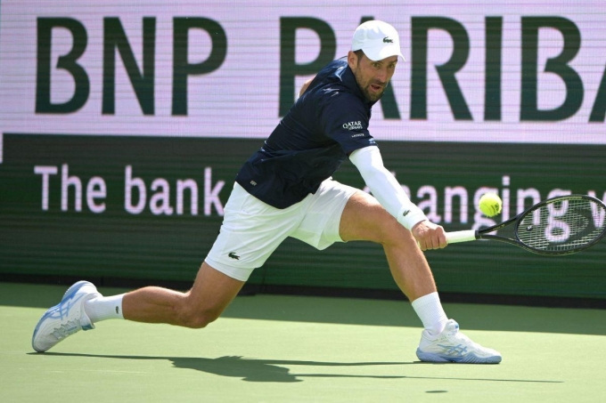 Djokovic cứu bóng trong trận gặp Kovacevic, trên sân Trung tâm ở Indian Wells Tennis Garden, California, Mỹ hôm 9/3. Ảnh: Reuters